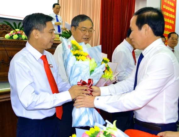 Ông Lê Tiến Châu, Bí thư Tỉnh ủy Hậu Giang (bìa phải), tặng hoa chúc mừng ông Đồng Văn Thanh (bìa trái)