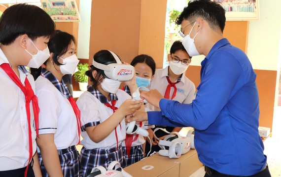 Học sinh  Trường THCS  Tam Đông 1  (huyện Hóc Môn, TPHCM) trải  nghiệm các hoạt động thông qua chuyến xe  công nghệ