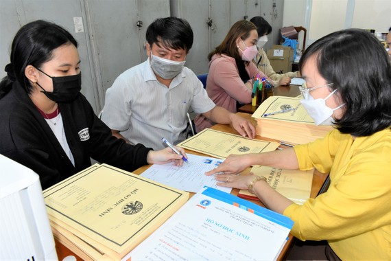 Phụ huynh được hướng dẫn về xét tuyển lớp 10 GDTX  tại Trung tâm GDTX Chu Văn An 