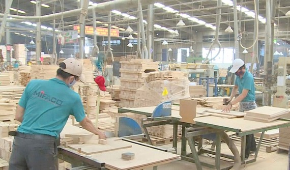 Công nhân Công ty gỗ Minh Phát (Bình Dương) sản xuất sản phẩm nội thất