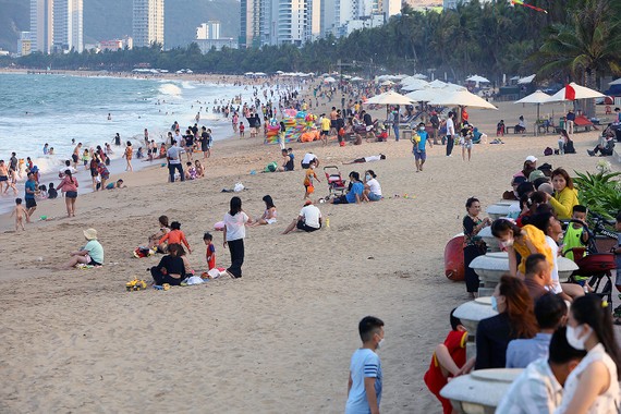 Bãi biển Nha Trang, tỉnh Khánh Hòa thu hút đông đảo du khách