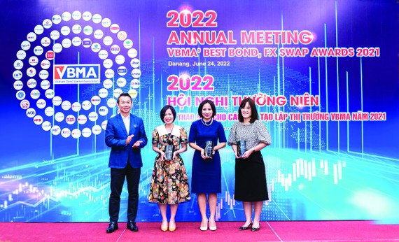 Đại diện SCB, bà Huỳnh Kim Phụng (thứ hai từ trái qua), Giám đốc Kinh doanh Trái phiếu Chính phủ, nhận giải thưởng của VBMA