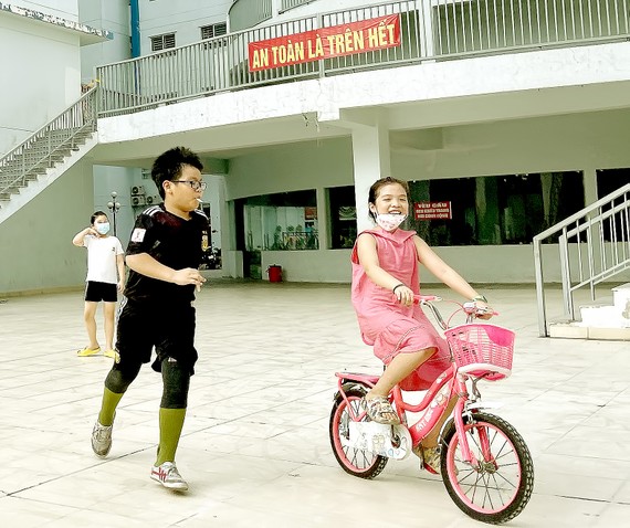 Các em nhỏ vui chơi tại khuôn viên Chung cư HQC (Bình Tân, TPHCM). Ảnh: HOÀNG HÙNG