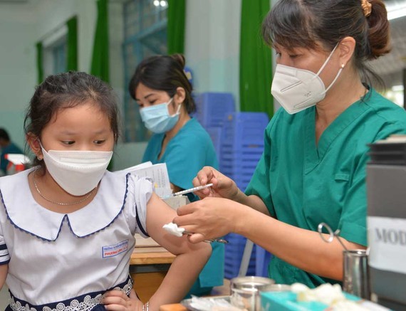 Tăng cường giám sát hoạt động tiêm vaccine Covid-19 cho trẻ