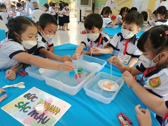 Học sinh lớp 1, Trường tiểu học Nguyễn Bỉnh Khiêm (quận 1, TPHCM) tham gia Ngày hội khoa học vui