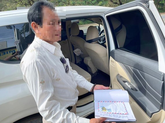 Nghi phạm Hoàng Xuân Đức khi bị cơ quan công an  bắt quả tang với hành vi cưỡng đoạt tài sản