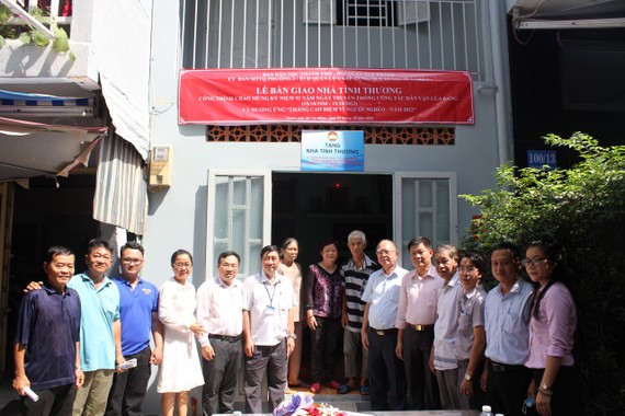 Đồng bào dân tộc, tôn giáo đoàn kết vượt khó Ban Dân tộc thành phố phối hợp cùng Hội quán Tuệ Thành tặng nhà tình thương cho gia đình dân tộc thiểu số có hoàn cảnh khó khăn. Ảnh: Ngô Bình