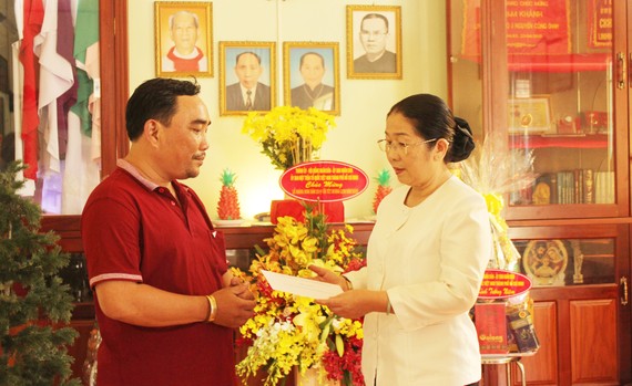 Phó Bí thư Thành ủy TPHCM Võ Thị Dung thăm hỏi gia đình cố Linh mục Nguyễn Công Danh. Ảnh: MAI HOA