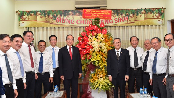  Bí thư Thành ủy TPHCM Nguyễn Thiện Nhân tặng hoa chúc mừng Tổng Liên Hội thánh Tin lành Việt Nam (Miền Nam) nhân dịp Giáng Sinh. Ảnh: VIỆT DŨNG