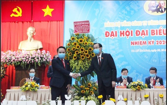Đồng chí Lê Thanh Liêm (phải) tặng hoa chúc mừng Đại hội. Ảnh: MAI HOA