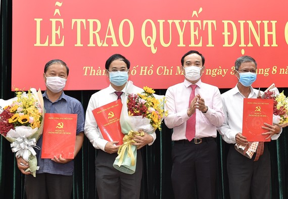 Phó Bí Thư Thường trực Thành ủy TPHCM Trần Lưu Quang trao quyết định cán bộ. Ảnh: VIỆT DŨNG 