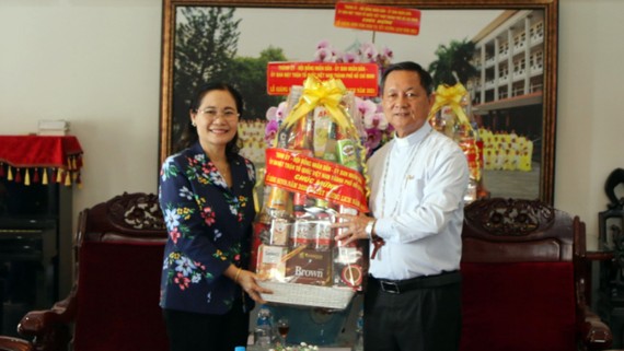 Chủ tịch HĐND TPHCM Nguyễn Thị Lệ thăm, chúc mừng Giám mục Trần Văn Toản. Ảnh: MẠNH HÒA