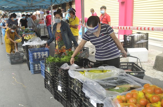 Phiên chợ lưu động cho cư dân "vùng xanh" ở quận 3. Ảnh: CAO THĂNG