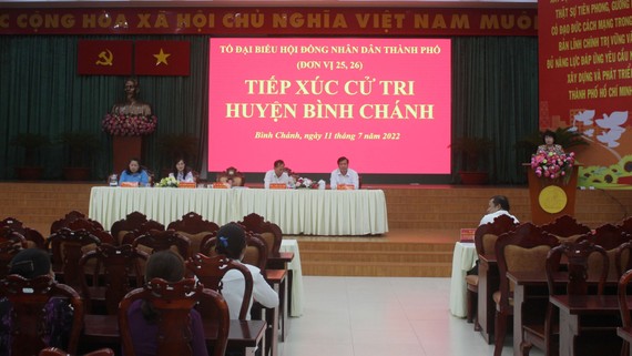Tổ ĐB HĐND TPHCM đơn vị 25 và 26 tiếp xúc cử tri huyện Bình Chánh ngày 11-7. Ảnh: CHINH NHÂN