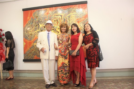 Họa sĩ Trương Bé trong cuộc triển lãm cá nhân "Nhịp điệu vũ trụ" tại TPHCM tháng 9-2019