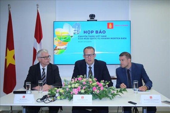 Quốc vụ khanh Bộ Năng lượng, Hạ tầng kỹ thuật và Khí hậu Đan Mạch, ngài Morten Bak phát biểu tại buổi họp báo. Ảnh: TTXVN
