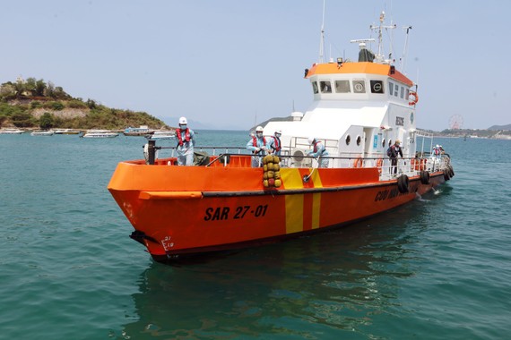 Tàu SAR27-01 đưa người gặp nạn vào bờ cấp cứu