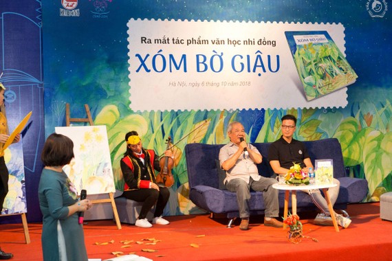  Giao lưu ra mắt tác phẩm đồng thoại Xóm bờ giậu  của nhà văn Trần Đức Tiến ra mắt tại Hà Nội năm 2018. Ảnh: PHÙNG HÀ