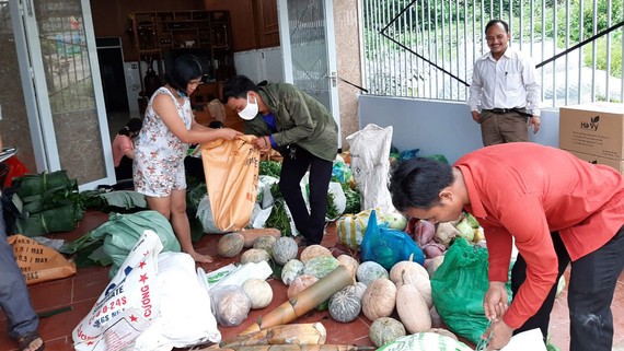 Bà con miền núi phân loại thực phẩm để chuyển hỗ trợ khu cách ly Đà Nẵng
