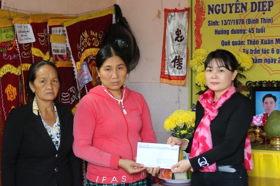 Đại diện Báo SGGP hỗ trợ 10 triệu đồng cho gia đình bà Huỳnh Thị Thanh Nga (có chồng và con trai chết do chìm tàu trong cơn lốc xoáy) vào ngày 11-10 vừa qua