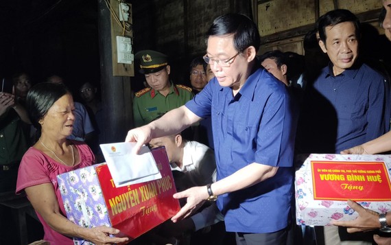 Phó Thủ tướng Vương Đình Huệ thay mặt Chính phủ tặng quà đồng bào vùng lũ Tân Hóa.