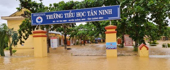 Trường tiểu học xã Tân Ninh, Quảng Ninh, Quảng Bình ngập nặng