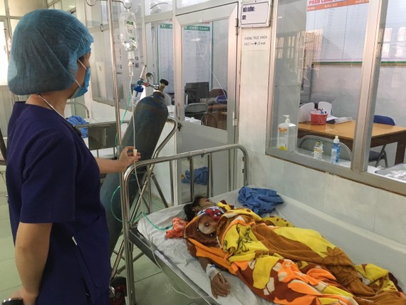 Bệnh nhi bị ngộ độc nấm đang được điều trị ở Bệnh viện đa khoa Minh Hóa. Ảnh: MINH PHONG