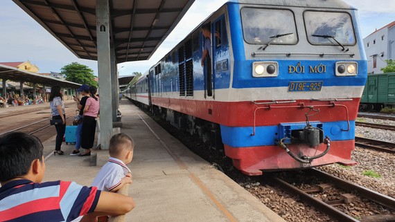Quảng Bình thuê 4 đoàn tàu đón 2.800 người dân về quê. Ảnh minh họa: MINH PHONG