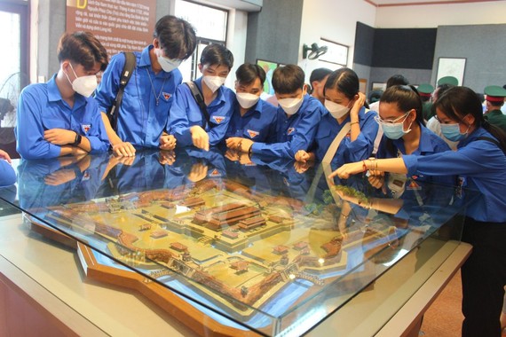 Triển lãm, trưng bày nhân kỷ niệm 290 năm thành lập Long Hồ dinh, 190 năm thành lập tỉnh Vĩnh Long