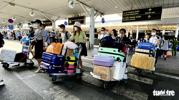 春節假期結束，新山一機場的乘客仍擁擠不堪。(圖源：tuoitre.vn)