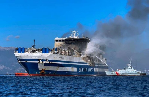希臘海域渡輪起火。圖源：互聯網