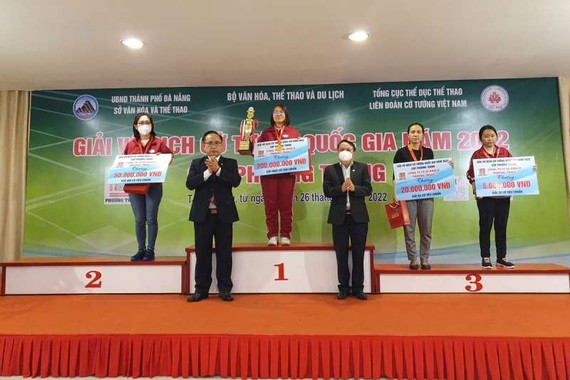 華人女棋手陳慧瑩(左一)榮獲國家象棋賽錦標女子組銀獎。
