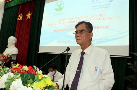 永隆省人委会常务副主席黎光忠在座谈会上发言。 