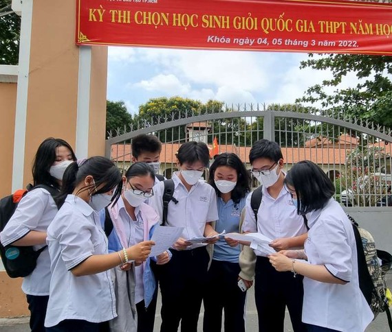 　　華人學生參加中文科國家優秀生會考後 討論試題。