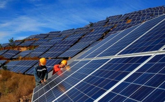 工人在安裝太陽能。圖源：互聯網