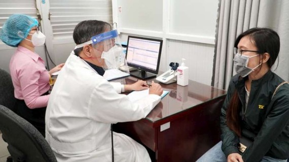 大水鑊醫院醫生正在為新冠後遺症患者檢查。