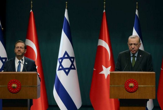 土耳其總統埃爾多安（右）與以色列總統赫爾佐格舉行聯合新聞發布會。圖源：互聯網