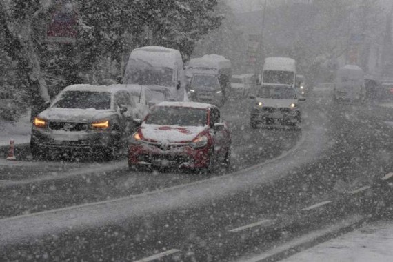 土耳其伊斯坦布爾車輛在雪中行駛。