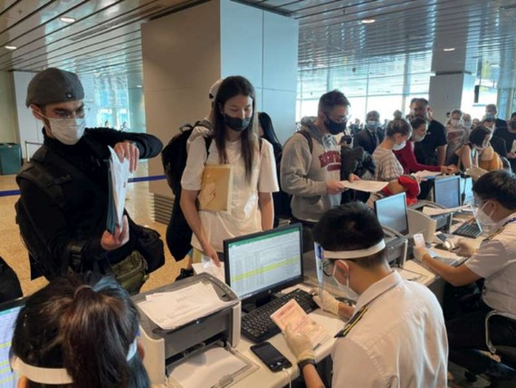 國際遊客在機場辦理入境手續。