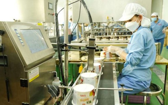 平西食品股份公司的工人正在生產線上工作。