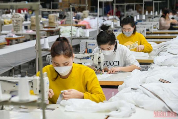 黃山成衣公司勞工生產出口產品。
