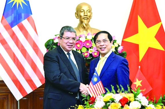 外交部長裴青山(右)和馬來西亞 外交部長賽夫丁‧阿卜杜拉。
