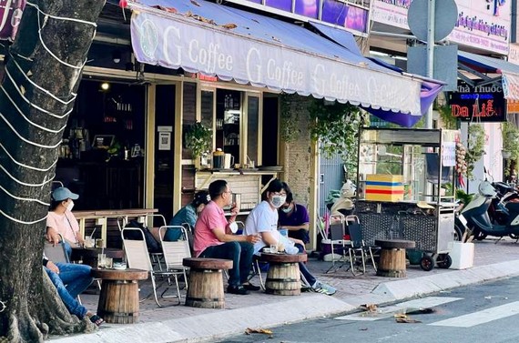 在路邊品嚐一杯街頭咖啡乃城市 的特色之一。