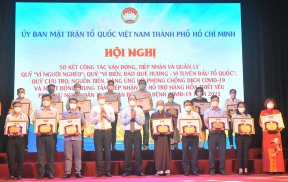 市委副書記阮胡海祝賀各單位與個人獲表彰。