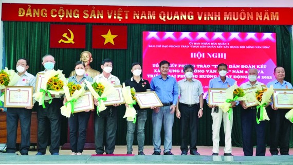 各華人會館理事獲頒發紀念章。