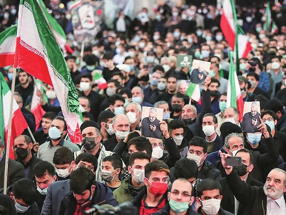 1月3日，伊朗民眾在首都德黑蘭舉行紀念活動，悼念兩年前遭美軍空襲身亡的伊朗高級將領蘇萊曼尼，要求嚴懲參與暗殺蘇萊曼尼的兇手。（新華社發）