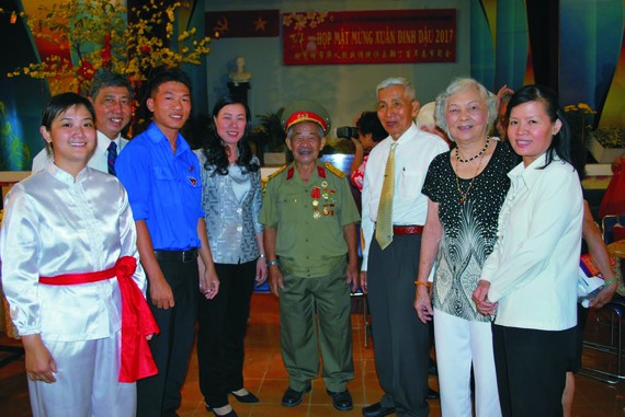 2017年，市華人抗戰傳統俱樂部丁酉新春聚會上各革命 老前輩和華人青年代表交流。
