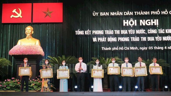 黨中央政治局委員、市委書記阮文年向出色的集體與個人頒發勞動勛章。