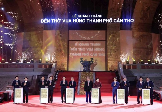 國家主席阮春福與各代表出席雄王祠堂落成儀式。