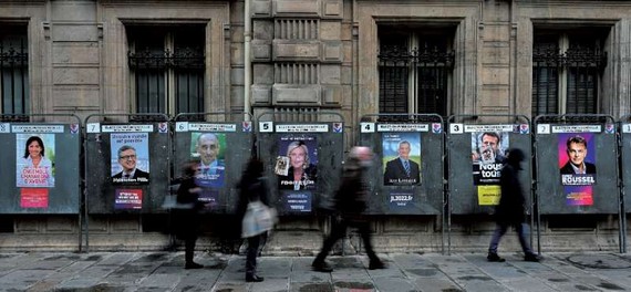 4月7日，人們從法國總統大選廣告牌前走過。